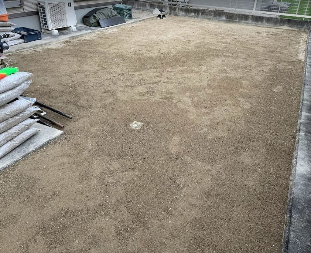 なるべく雑草を根から除去し、小石なども取り除いていきます。