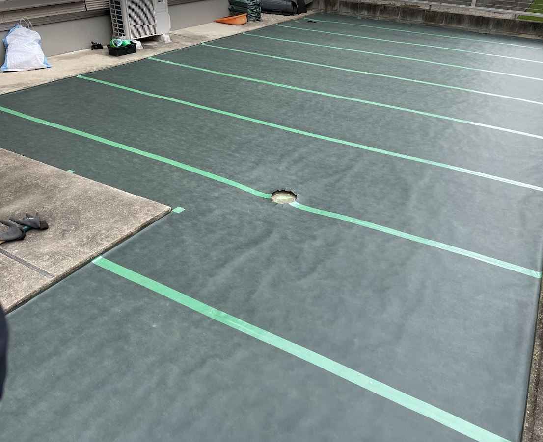 地面と人工芝の間に設置する防草シート