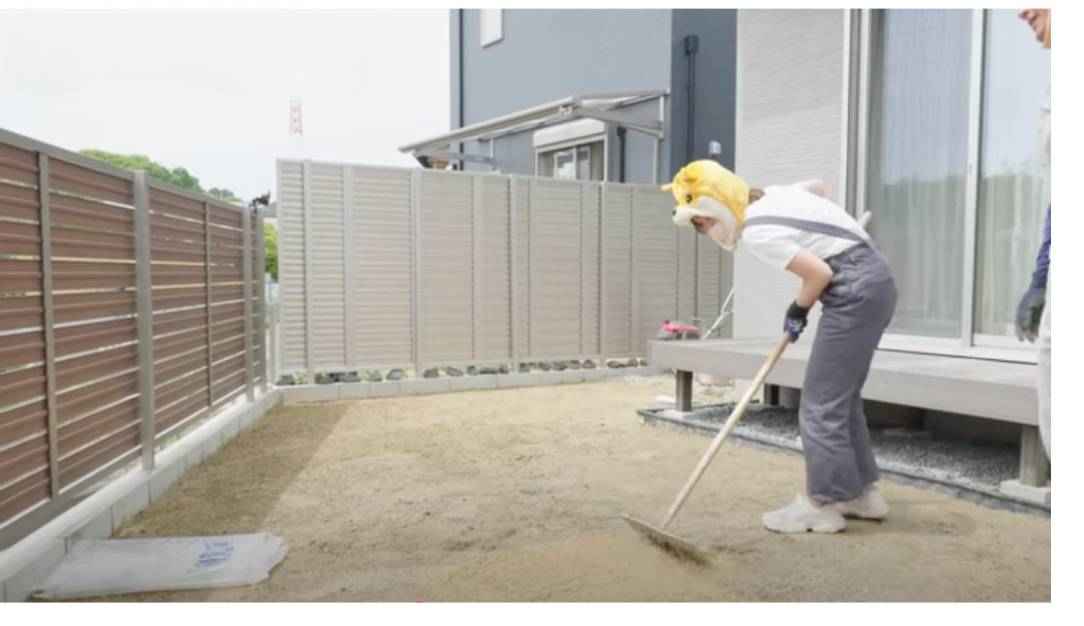 トンボで下地をしっかり整地している様子