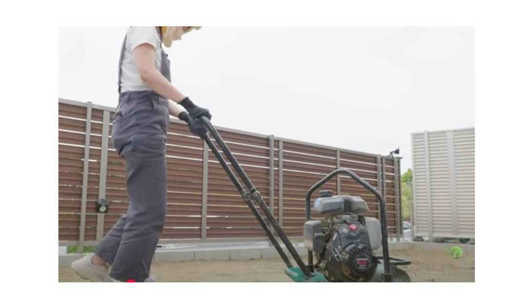 転圧機で下地を固めている様子