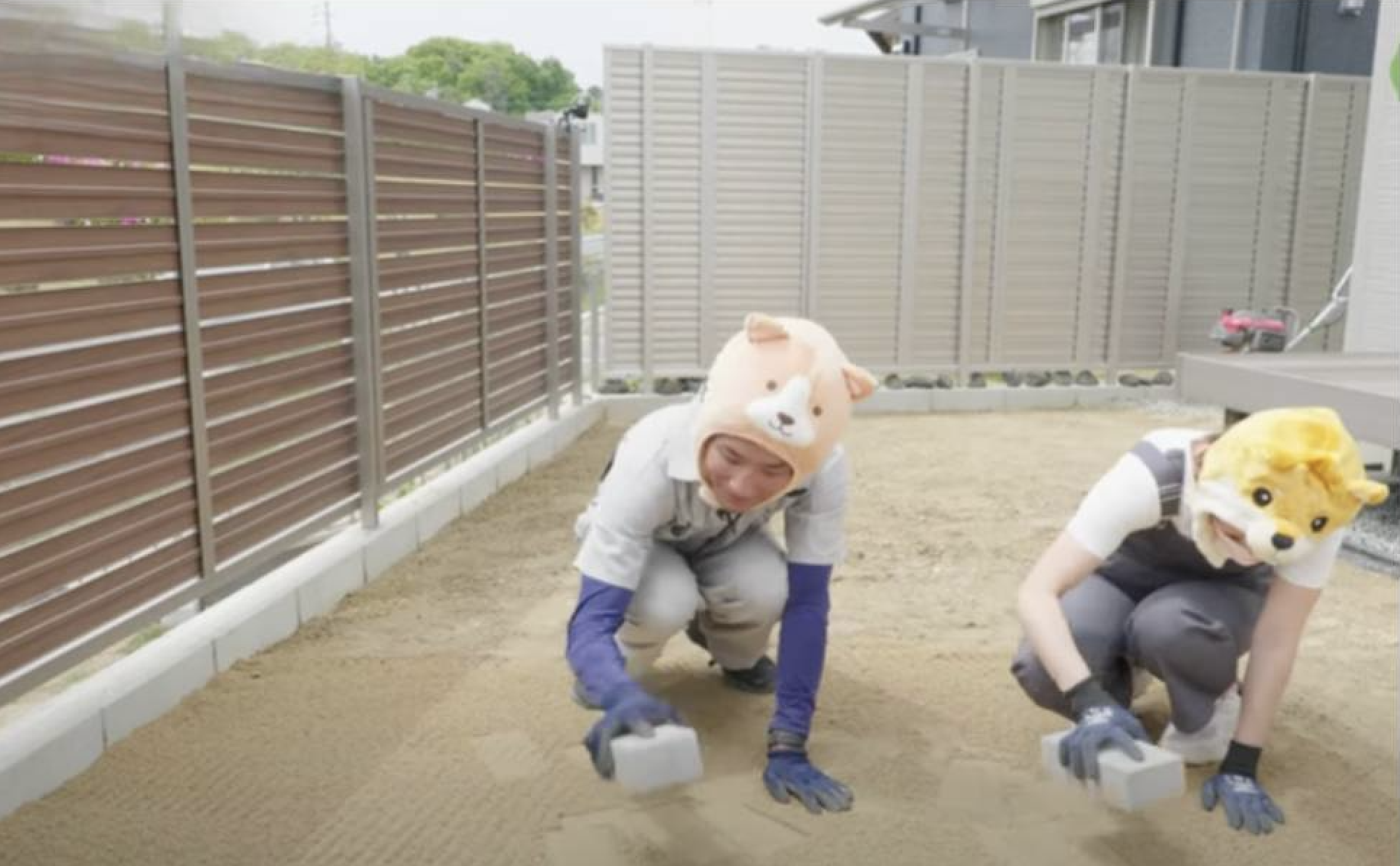 レンガを使って下地を転圧する様子