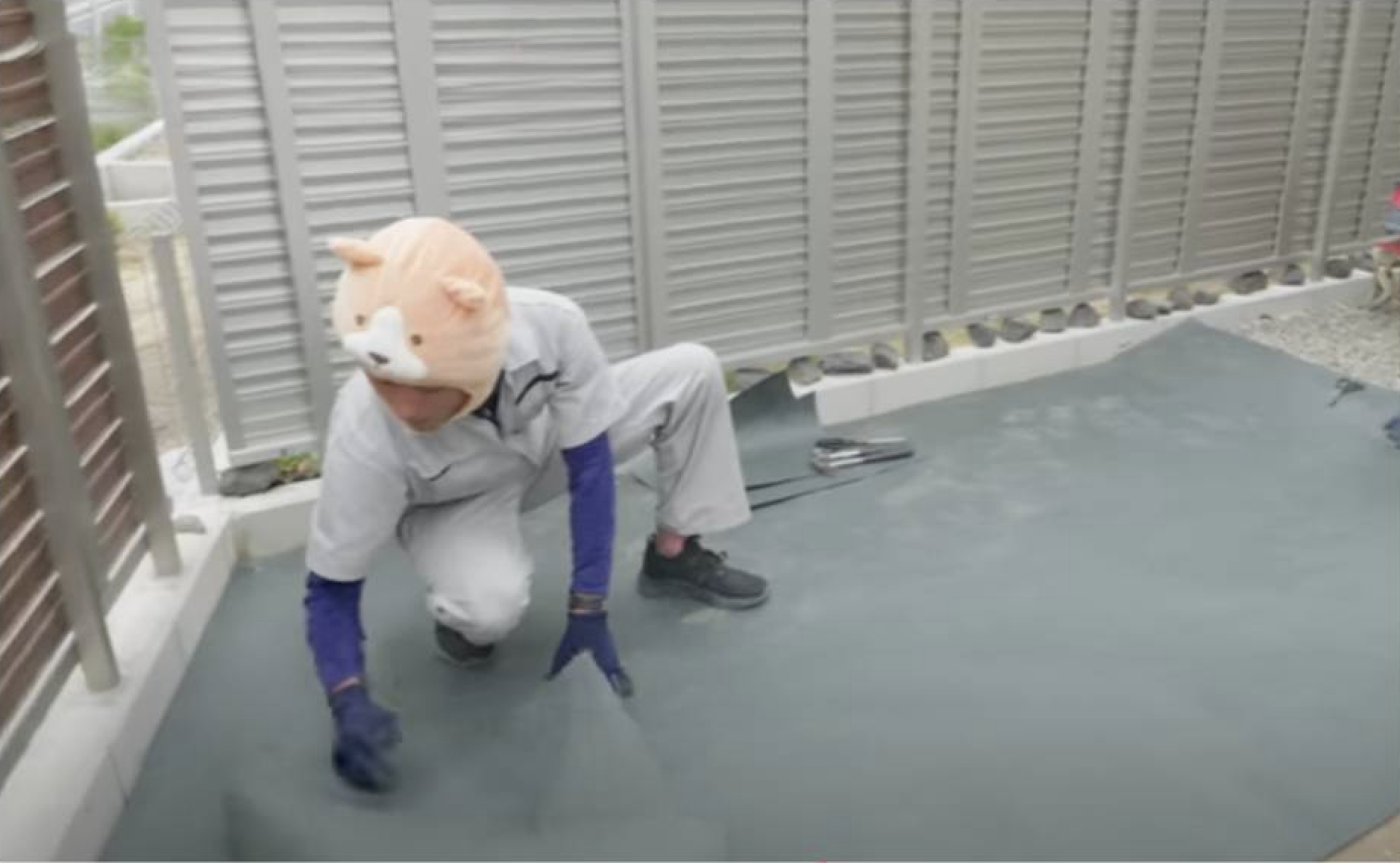 防草シートを設置している様子