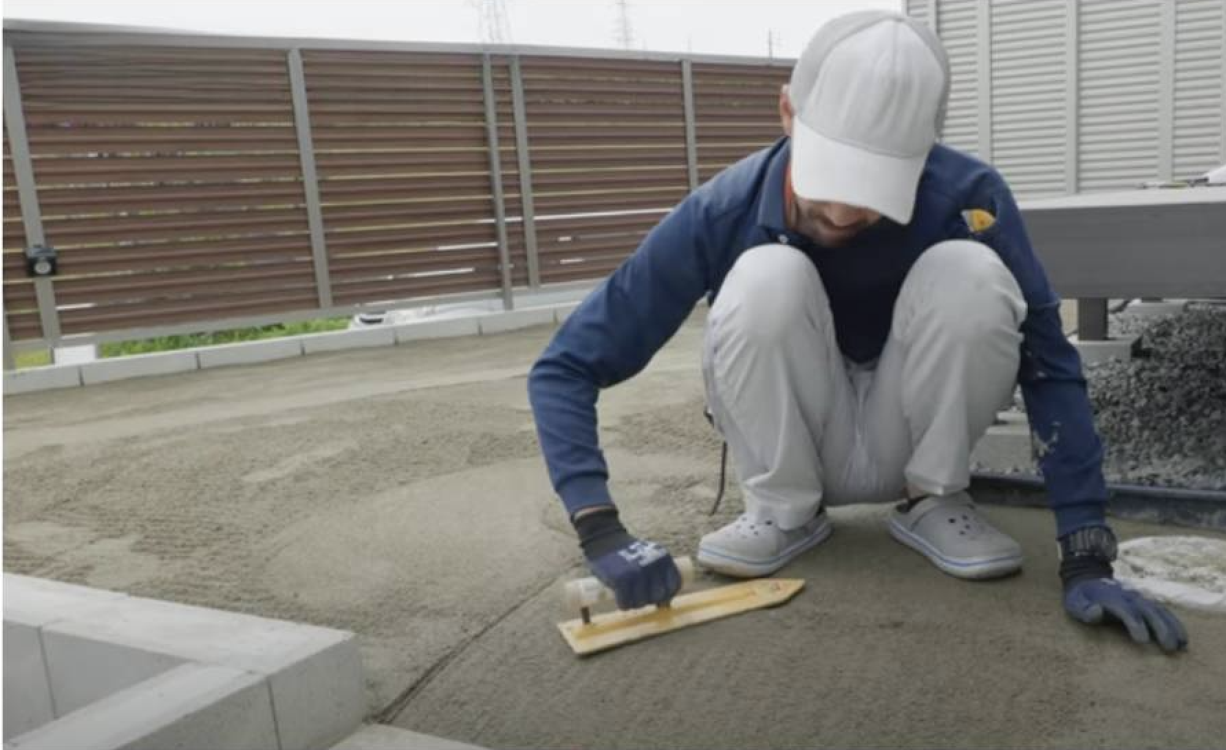 左官コテ仕上げで、フラットな見た目と排水性能を両立している様子