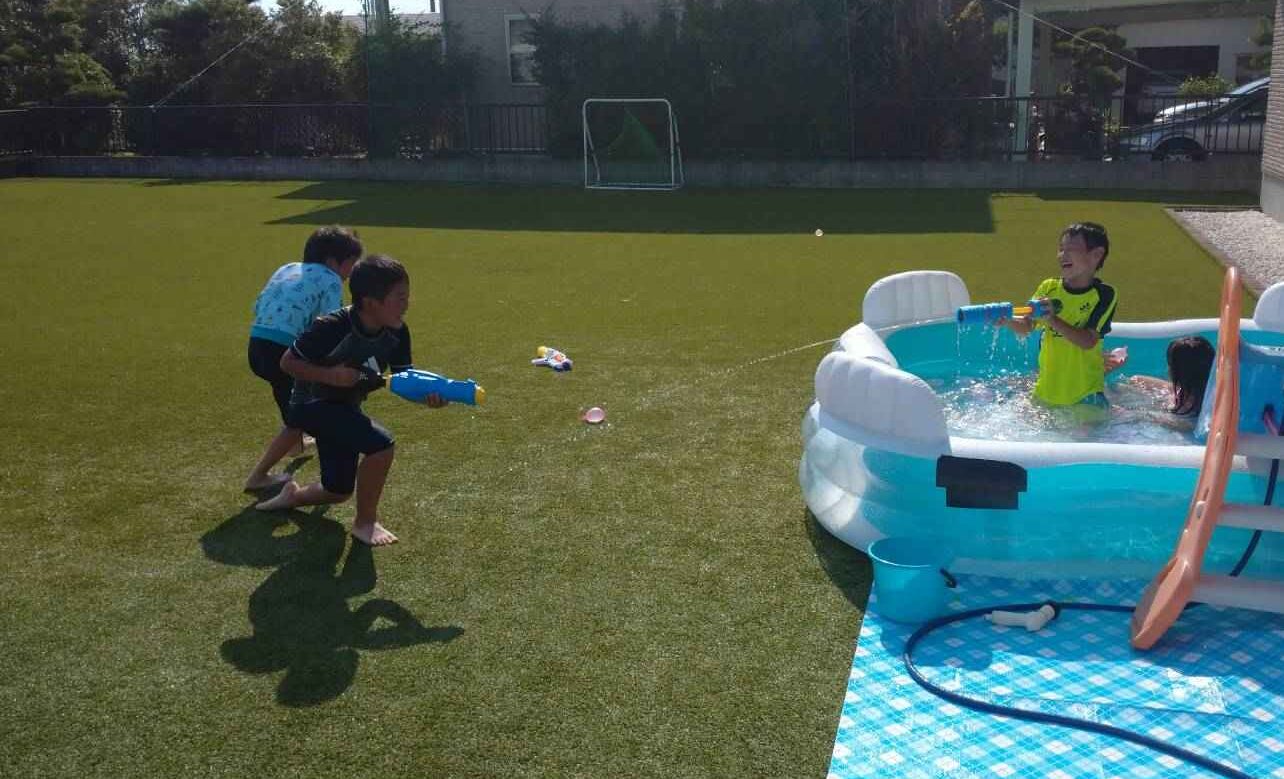 庭で子どもが遊べる目的で人工芝を施工した事例