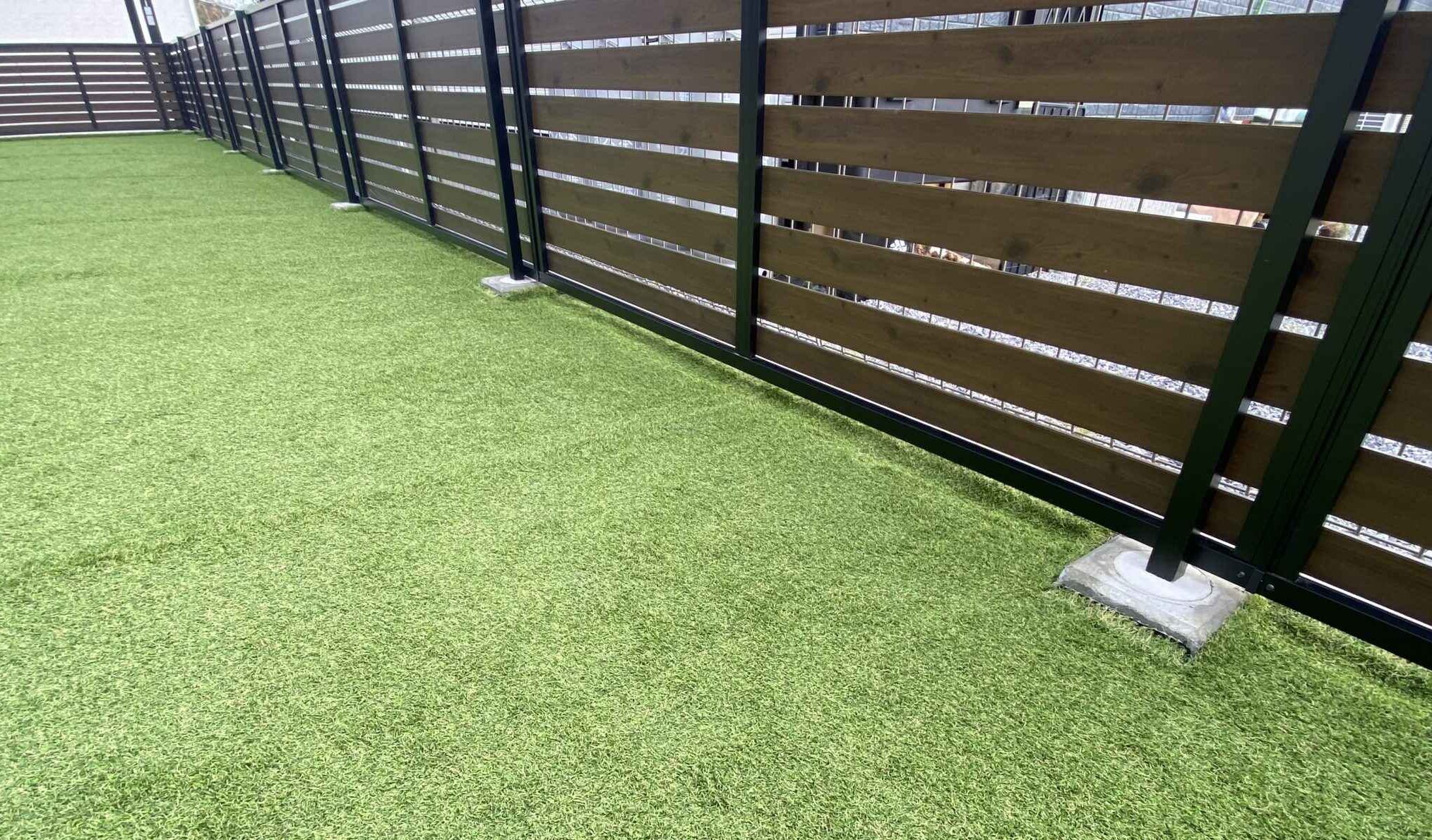 庭全体がおしゃれな雰囲気に変わる人工芝