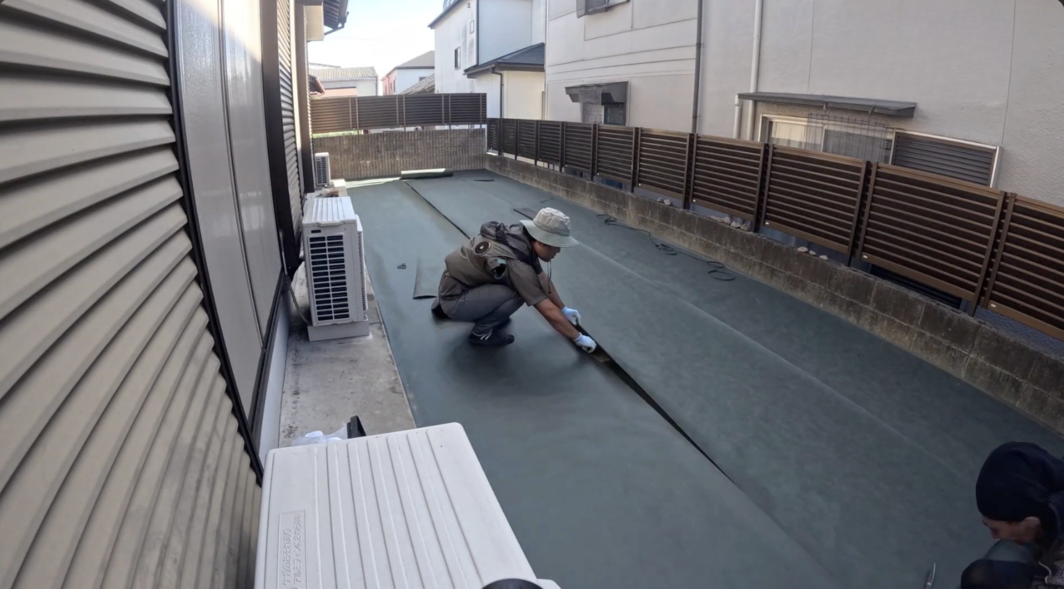 防草シートを敷く