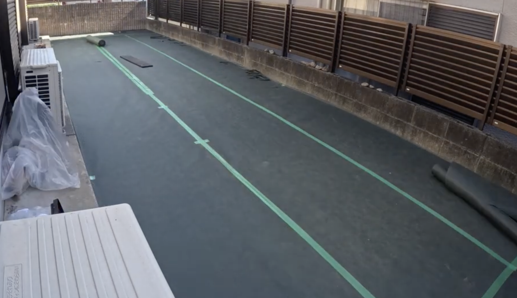 芝と芝の繋ぎ目はジョイントテープでしっかり固定