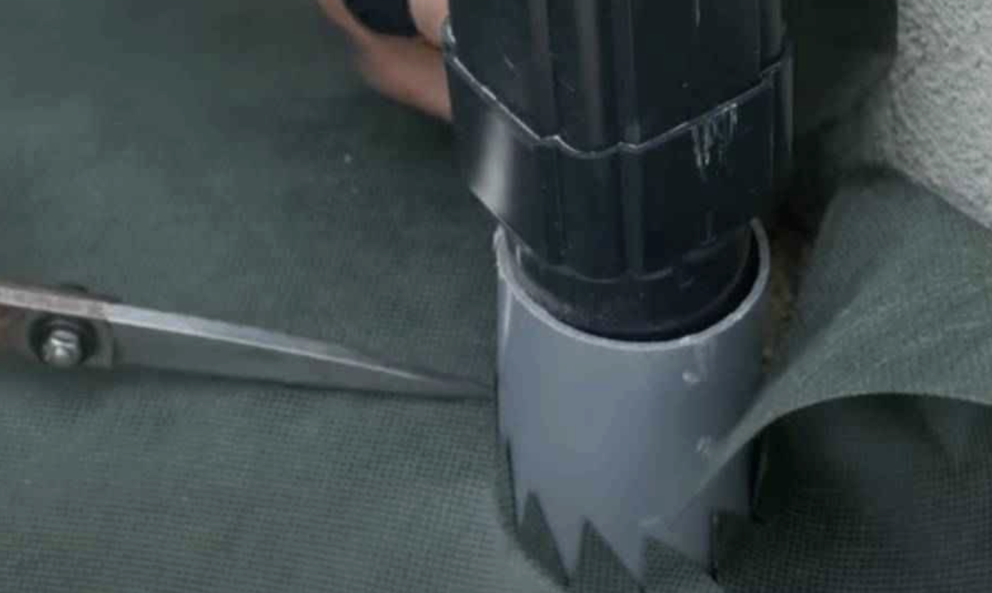 雑草が生えやすい場所にも防草シートをかぶせる