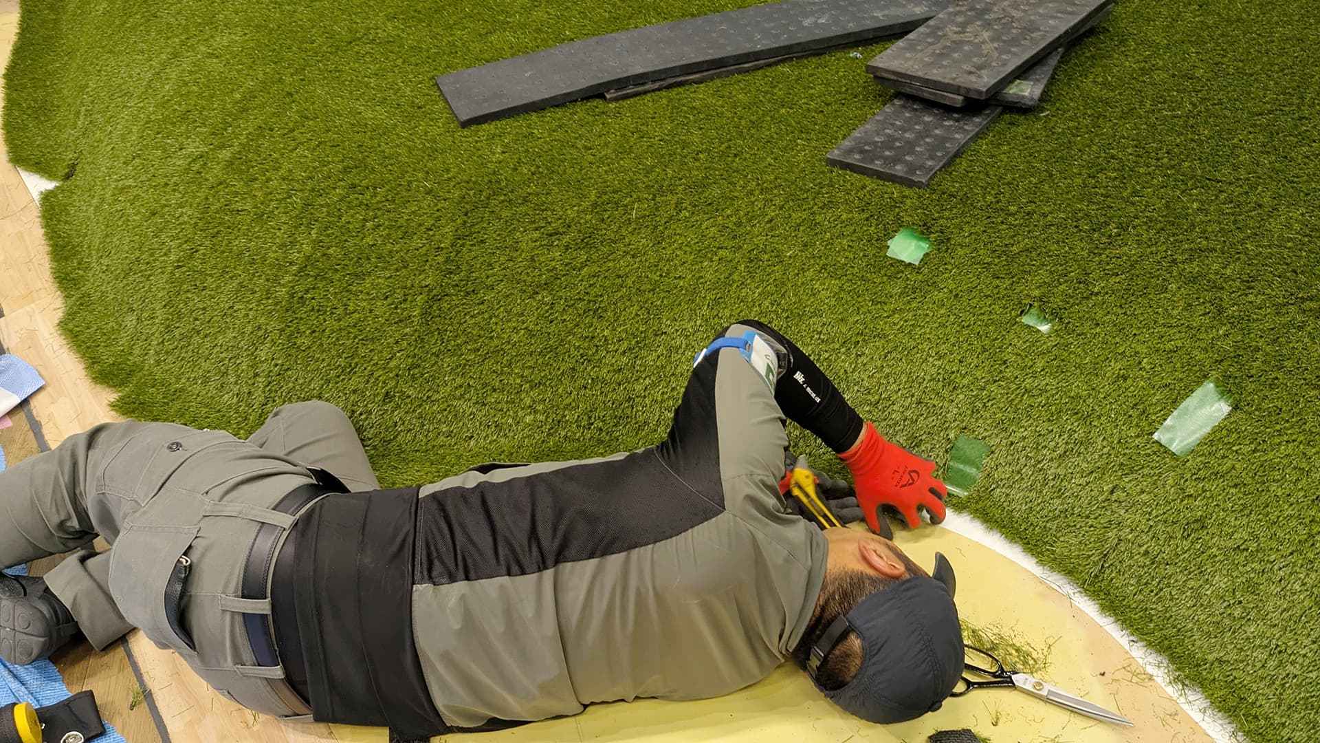 人工芝をミリ単位でカットする芝助の職人