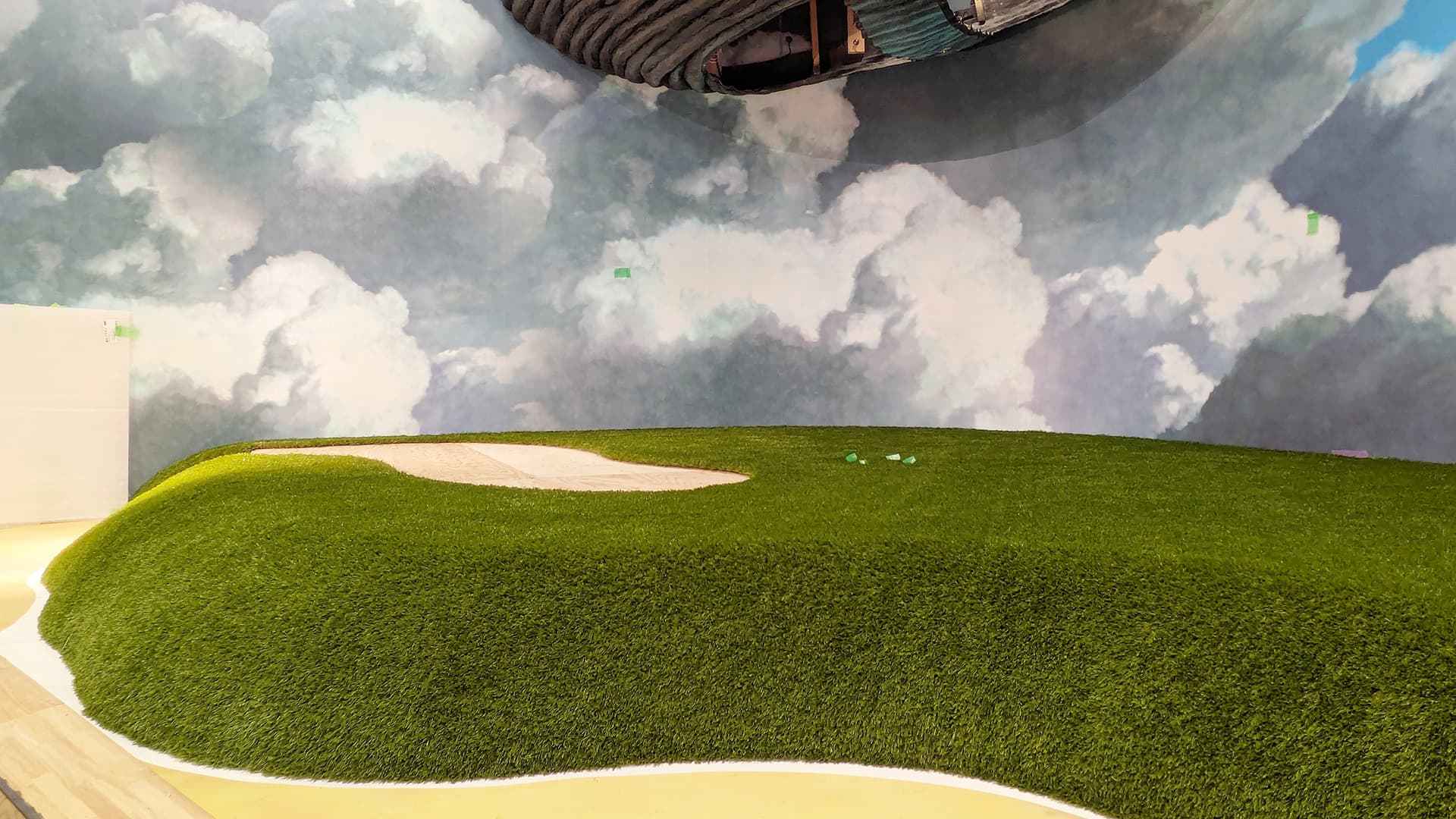 ジブリ大倉庫にて人工芝施工完了直後の様子