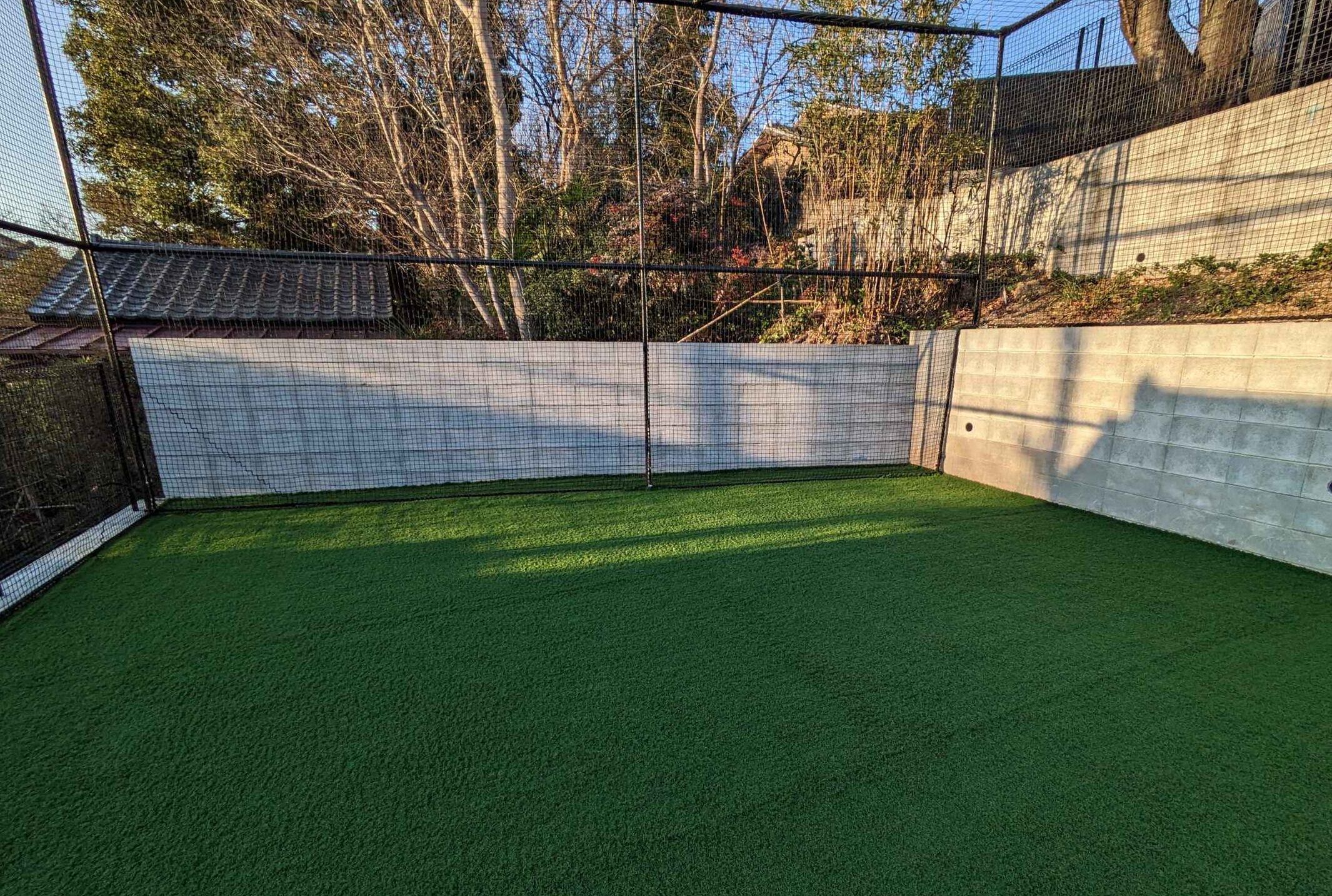 庭でゴルフやサッカーが楽しめる人工芝の施工事例