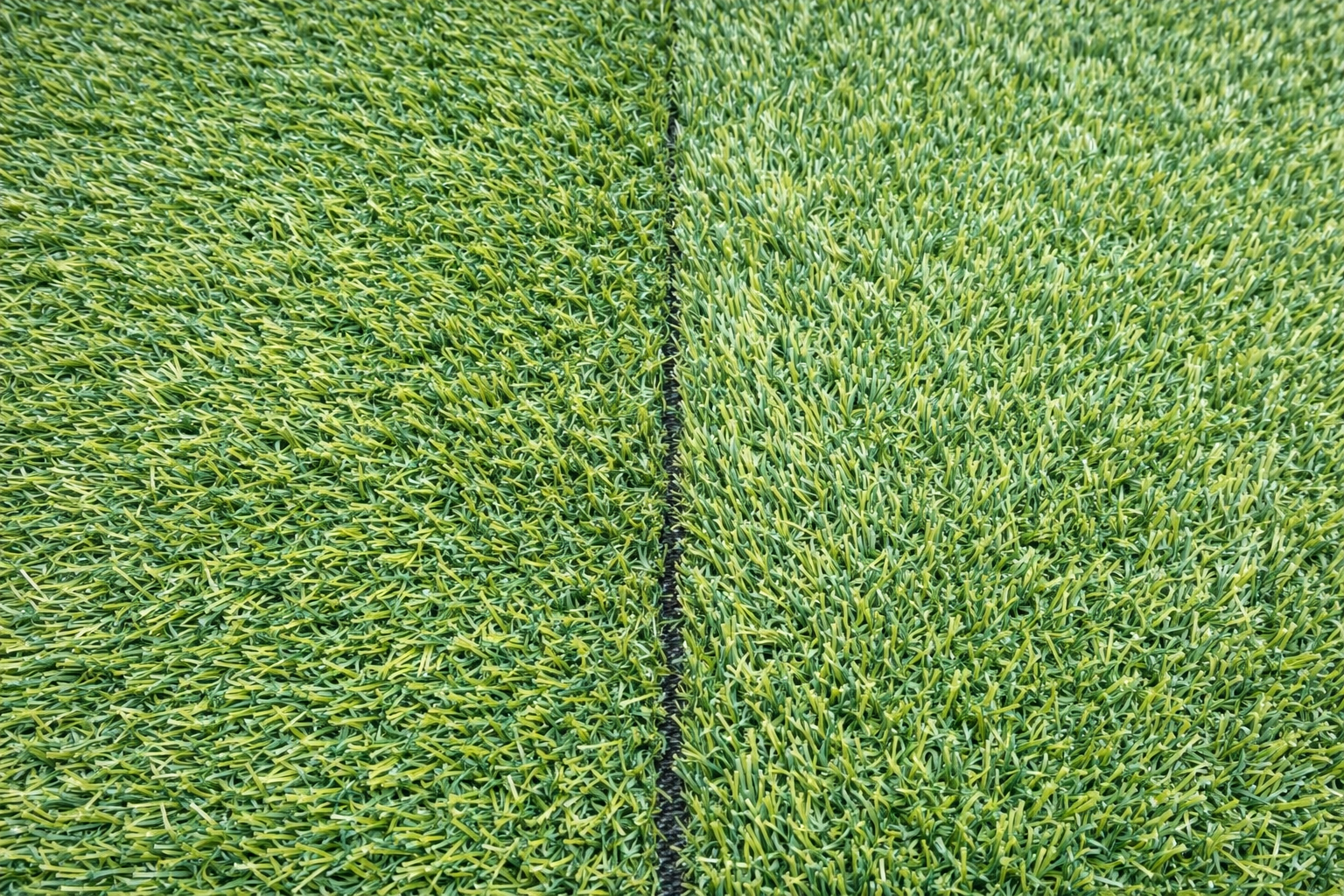 人工芝の芝目がバラバラで継ぎ目部分が目立っている様子