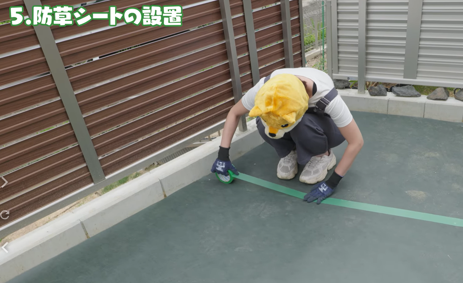 防草シートを設置する様子