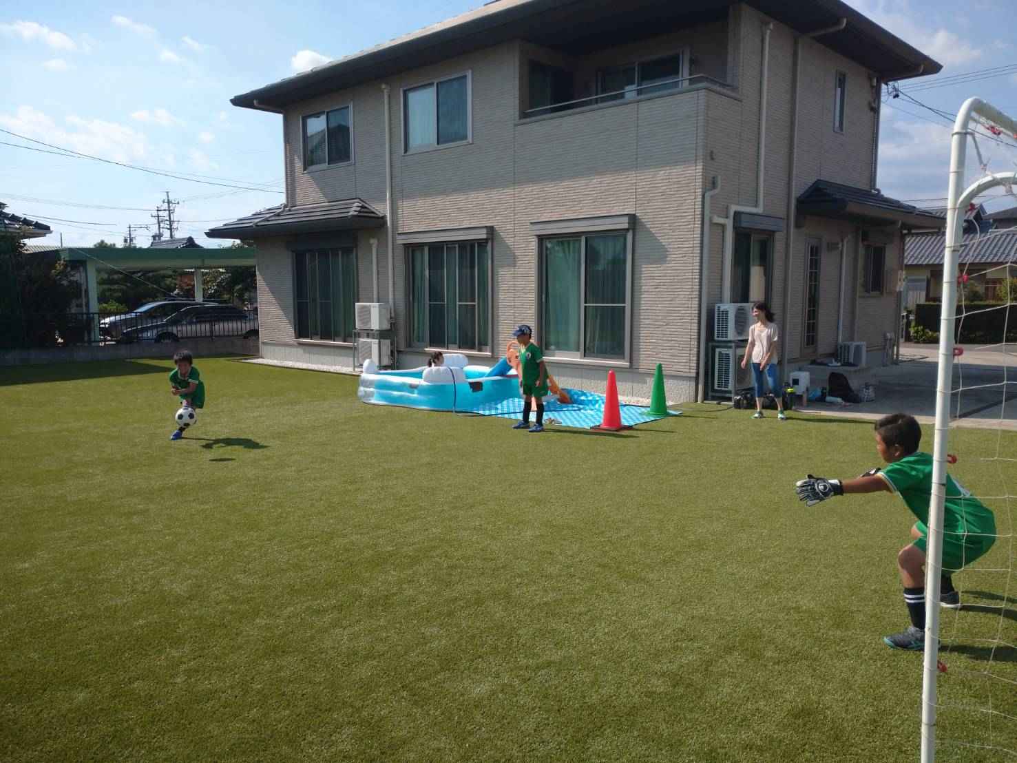 人工芝の上でプール遊びを楽しむ様子その③